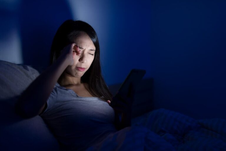 Синє світло від телефону: що потрібно знати, щоб добре спати