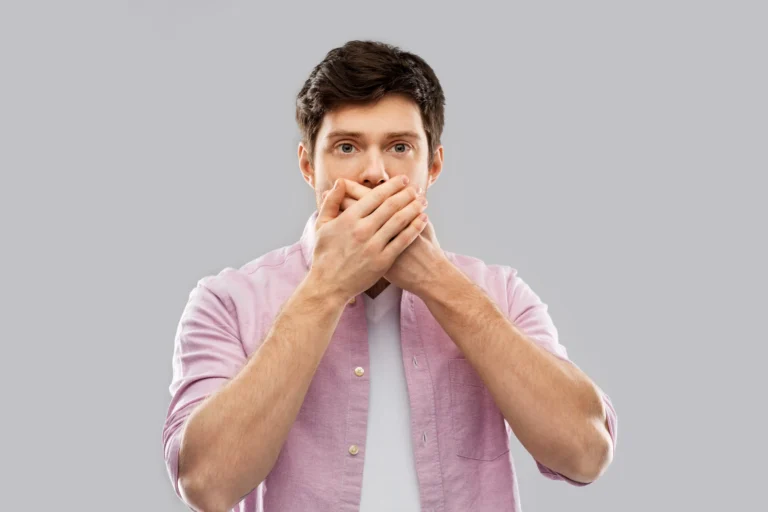 Чому виникає неприємний запах із рота (галітоз)?