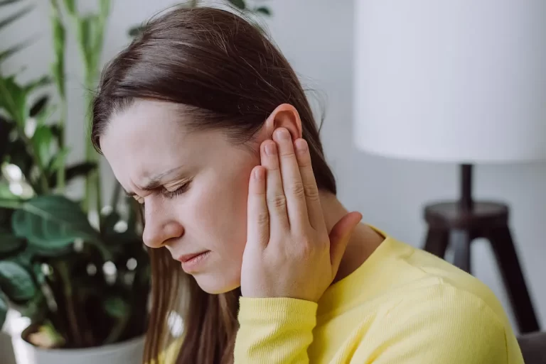 Чому виникає неприємний шум у вусі?