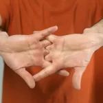 Чи шкодить хрустіння пальцями?